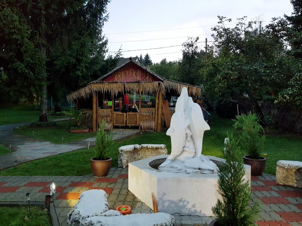 Mátyás Király nyuddíjas ház kerti szobor